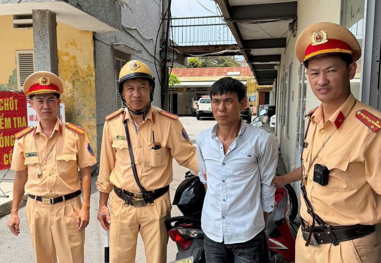 Trạm Cảnh sát giao thông An Hưng (Phòng Cảnh sát giao thông): Phát hiện đối tượng nghi tàng trữ ma túy khi kiểm tra nồng độ cồn